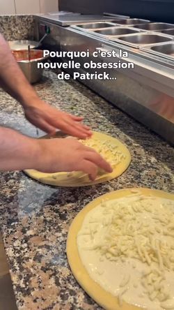 Préparation de pizzas artisanales avec ingrédients frais sur un comptoir en granit chez Basilic & Co à Voiron.
