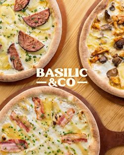 Trois pizzas artisanales avec divers ingrédients sur planche en bois chez Basilic & Co à Oullins-Pierrebénite