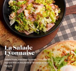 Salade lyonnaise avec frisée, saucisson lyonnais, Saint-Félicien, oignons frits et moutarde au miel.