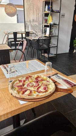 Pizza artisanale avec jambon et pommes servie dans le restaurant Basilic & Co - pizzas de terroirs à Voiron