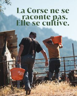 Deux hommes portant des seaux orange dans un champ avec un paysage montagneux en arrière-plan.
