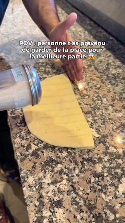 Pâte à pizza artisanale étalée sur un plan de travail en granit, prête à être garnie.
