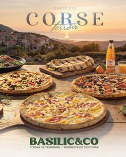 Pizzas artisanales et salade sur table en bois avec vue de village au coucher du soleil