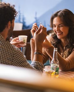 Deux personnes dégustant des boissons et partageant un moment convivial dans un restaurant.