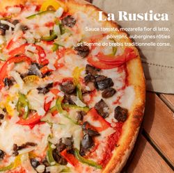 Pizza artisanale La Rustica avec sauce tomate, mozzarella, poivrons, aubergines rôties et Tomme de brebis corse.