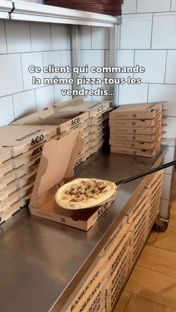 Pizzas artisanales dans des boîtes empilées, prêtes pour la livraison ou la prise à emporter chez Basilic & Co.