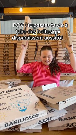 Pizza artisanale à emporter avec boîtes Basilic & Co empilées, prêtes pour livraison à Cambrai.