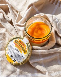Dessert artisanal en pot avec mousse de mangue étiquetée Basilic & Co - pizzas de terroirs - Cholet.