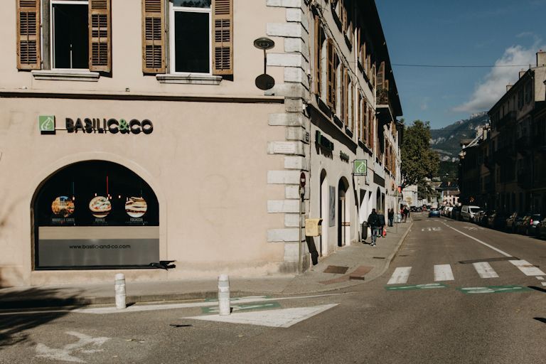 Façade de Basilic & Co à Chambéry, proposant pizzas artisanales à emporter et en livraison, avec salades disponibles.