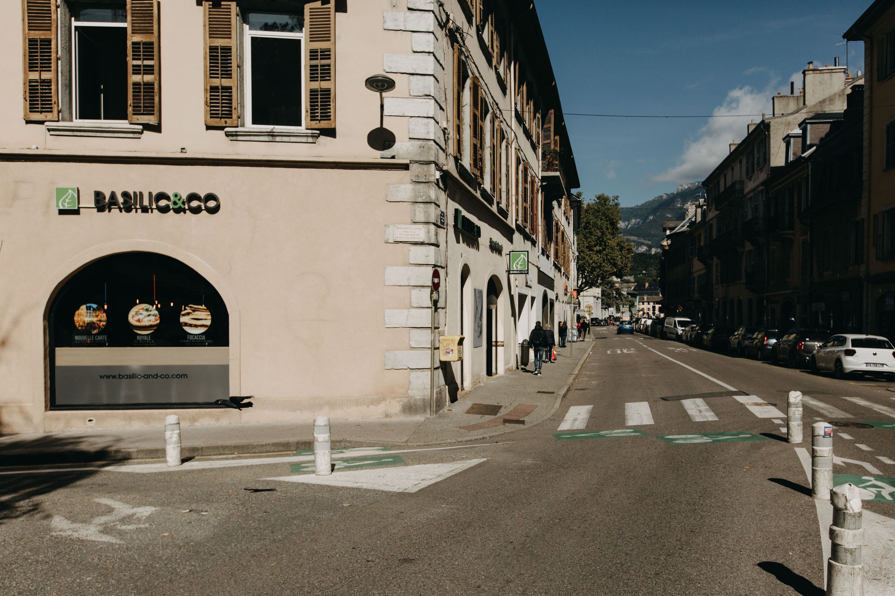 Restaurant Basilic & Co à Chambéry, spécialisé en pizza à emporter et livraison de pizza artisanale avec salades.
