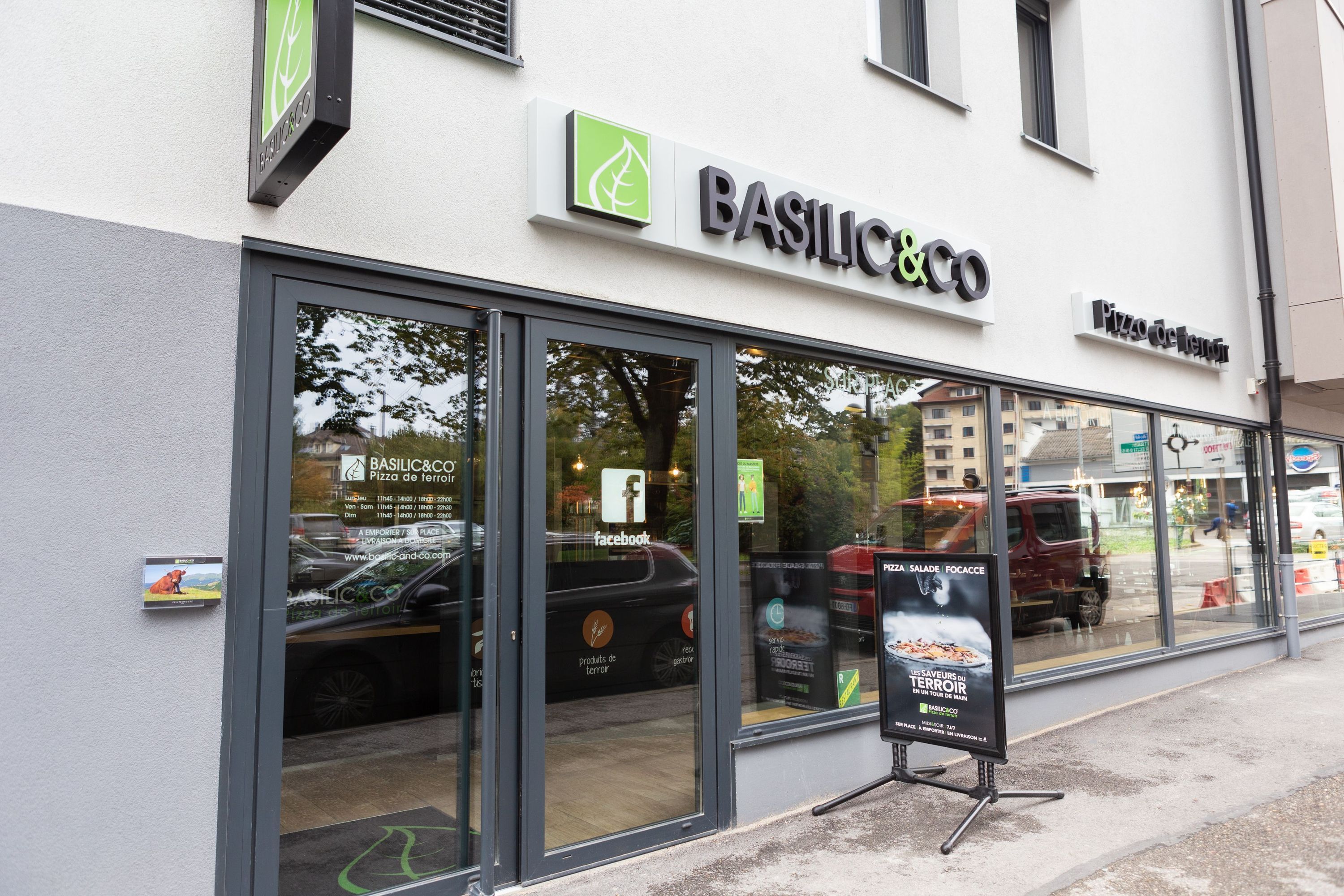 Restaurant Basilic & Co, spécialisé en pizzas artisanales et à emporter, situé à Annecy.