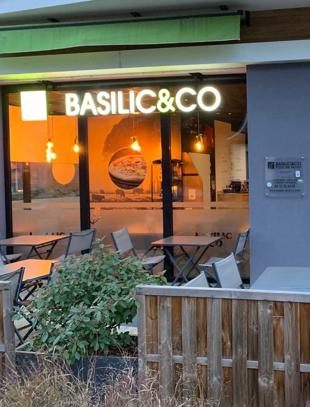 Restaurant Basilic & Co à Voiron, proposant des pizzas artisanales et des salades à emporter ou en livraison.