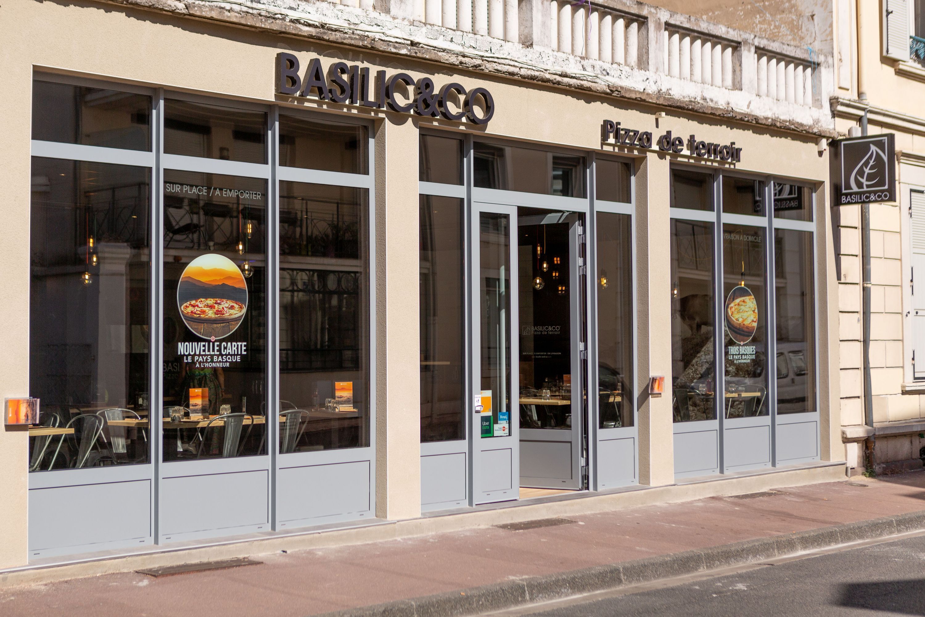 Restaurant Basilic & Co à Vichy, spécialisé en pizza artisanale, avec options de livraison et à emporter.