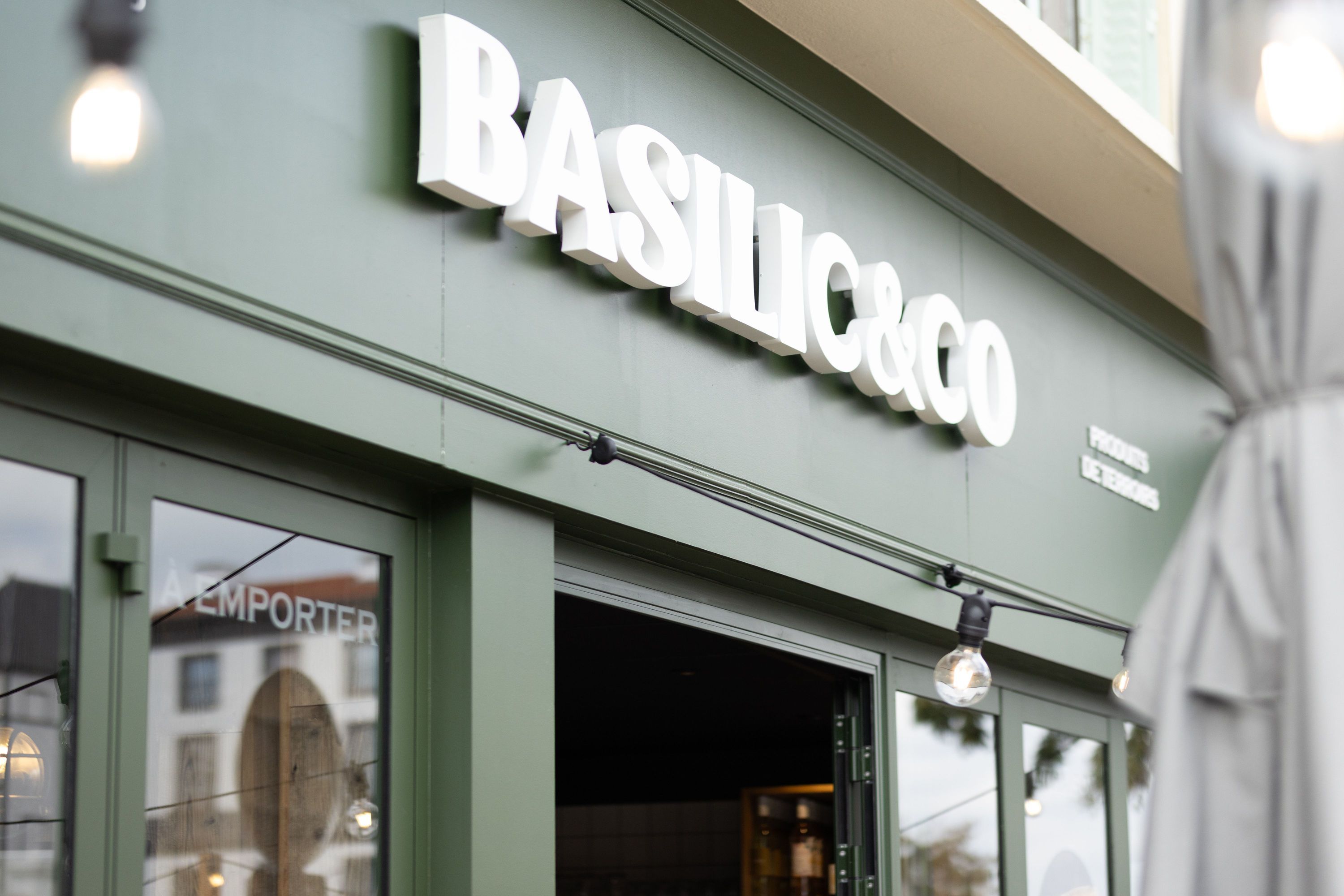 Basilic & Co, un restaurant spécialisé dans les pizzas artisanales, propose également des salades et des pizzas à emporter.