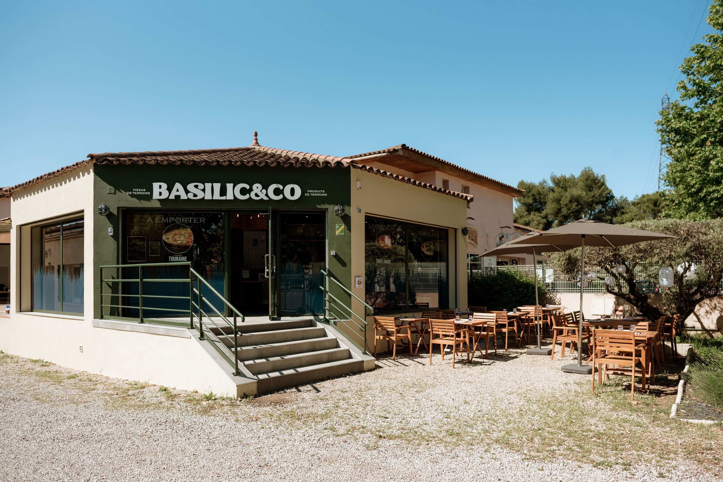 Basilic & Co propose des pizzas artisanales à emporter et en livraison, ainsi que des salades.