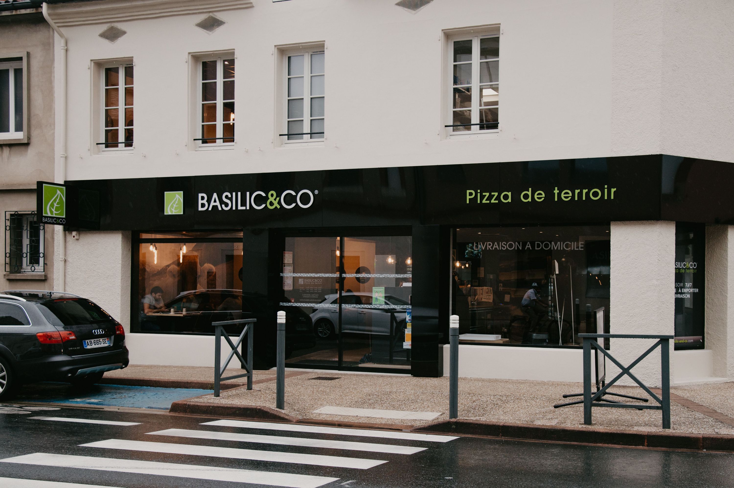 Basilic & Co propose des pizzas artisanales et des salades, avec option de livraison à domicile.