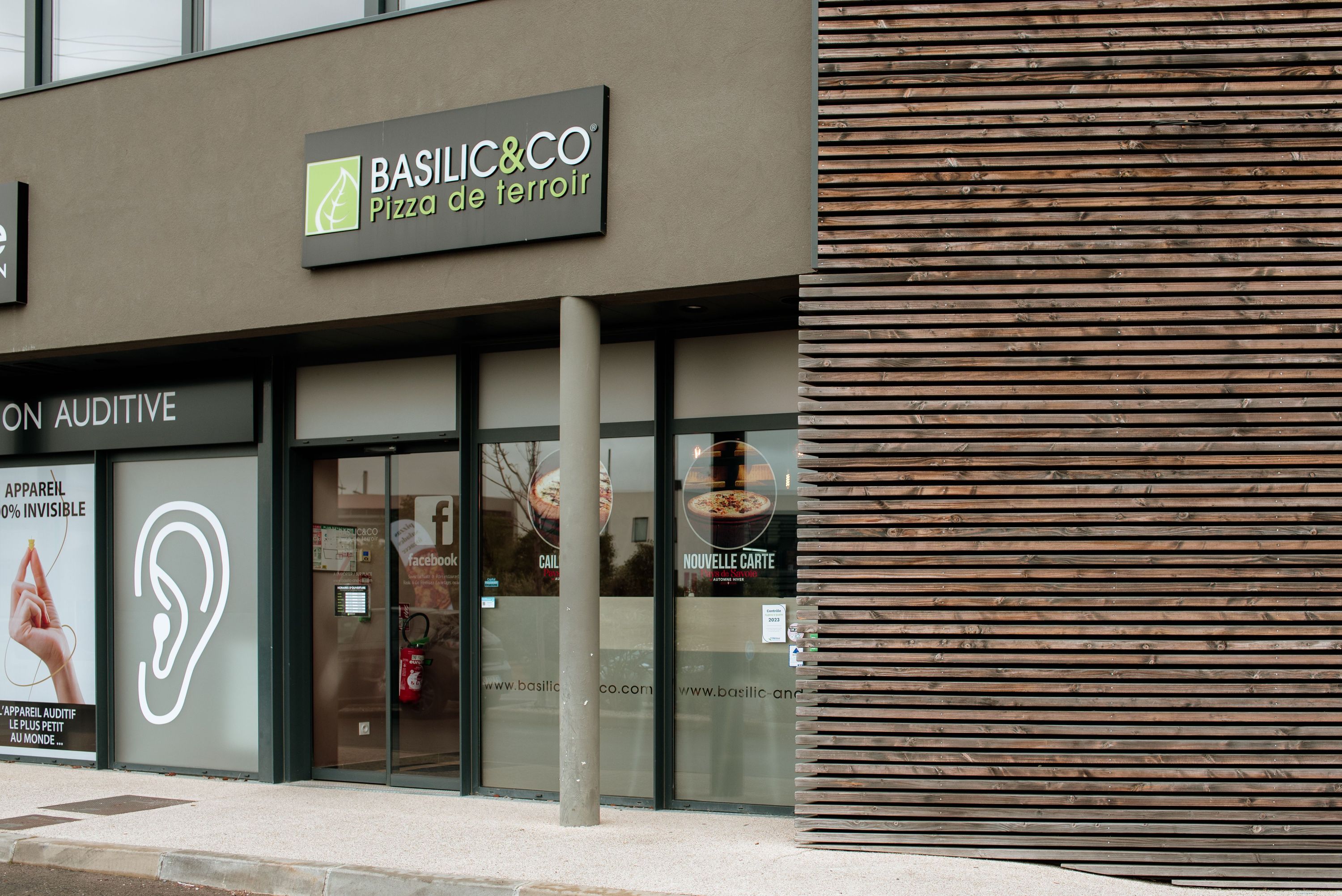 Basilic & Co propose des pizzas artisanales à emporter et en livraison, ainsi que des salades fraîches.