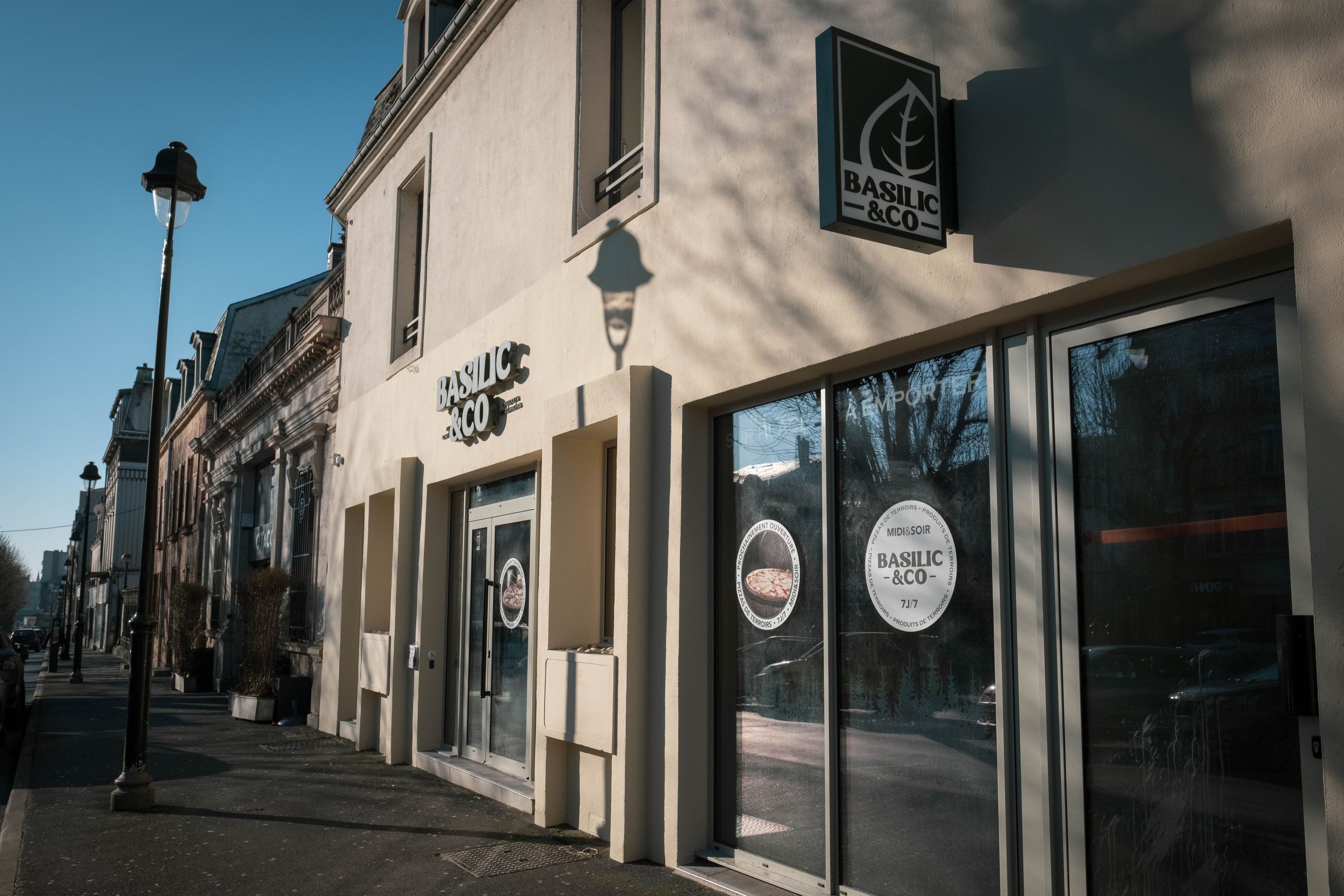 Basilic & Co propose des pizzas artisanales, salades et service de livraison dans un cadre moderne.