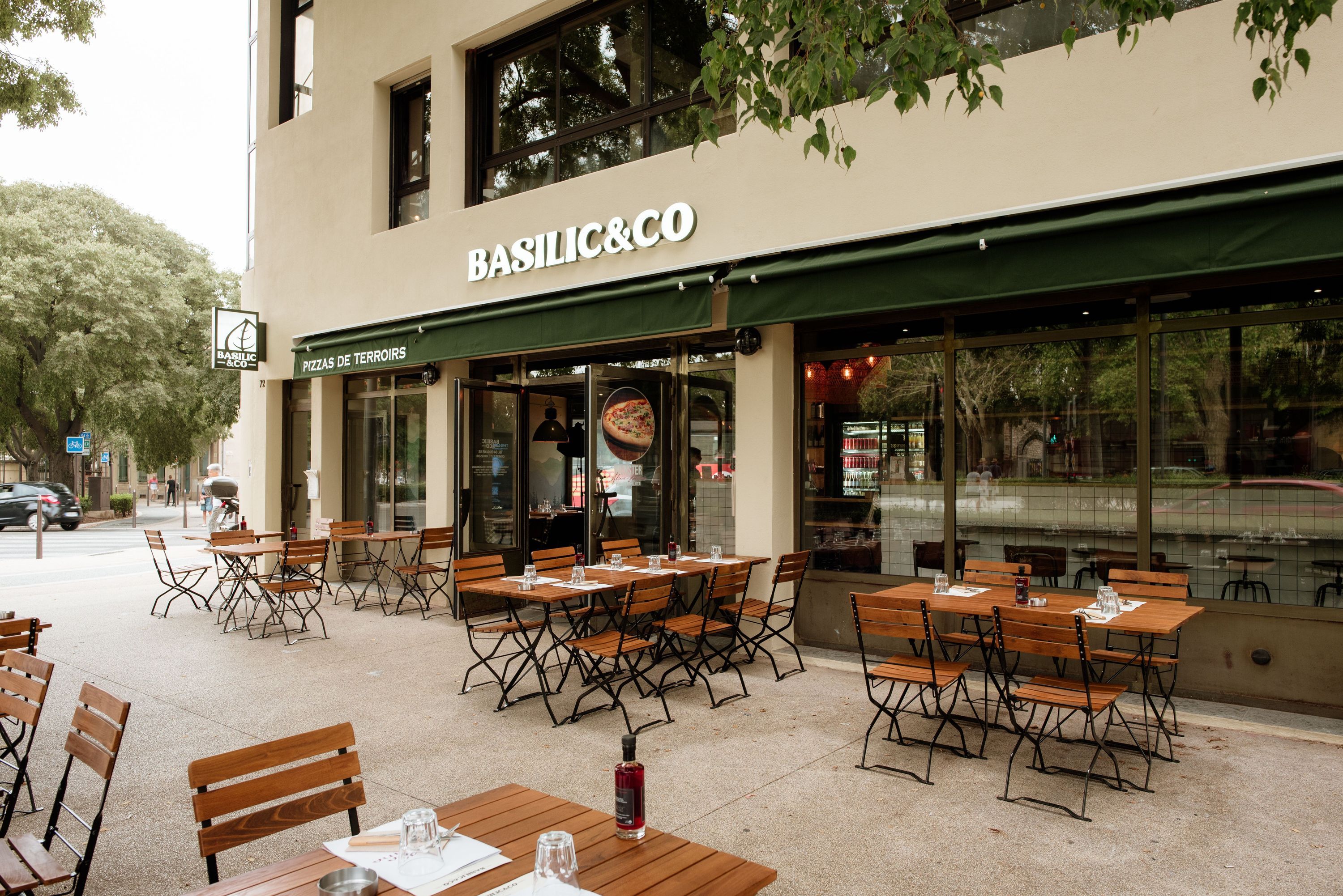 Basilic & Co, restaurant à Nîmes, offre des pizzas artisanales et des salades en terrasse.