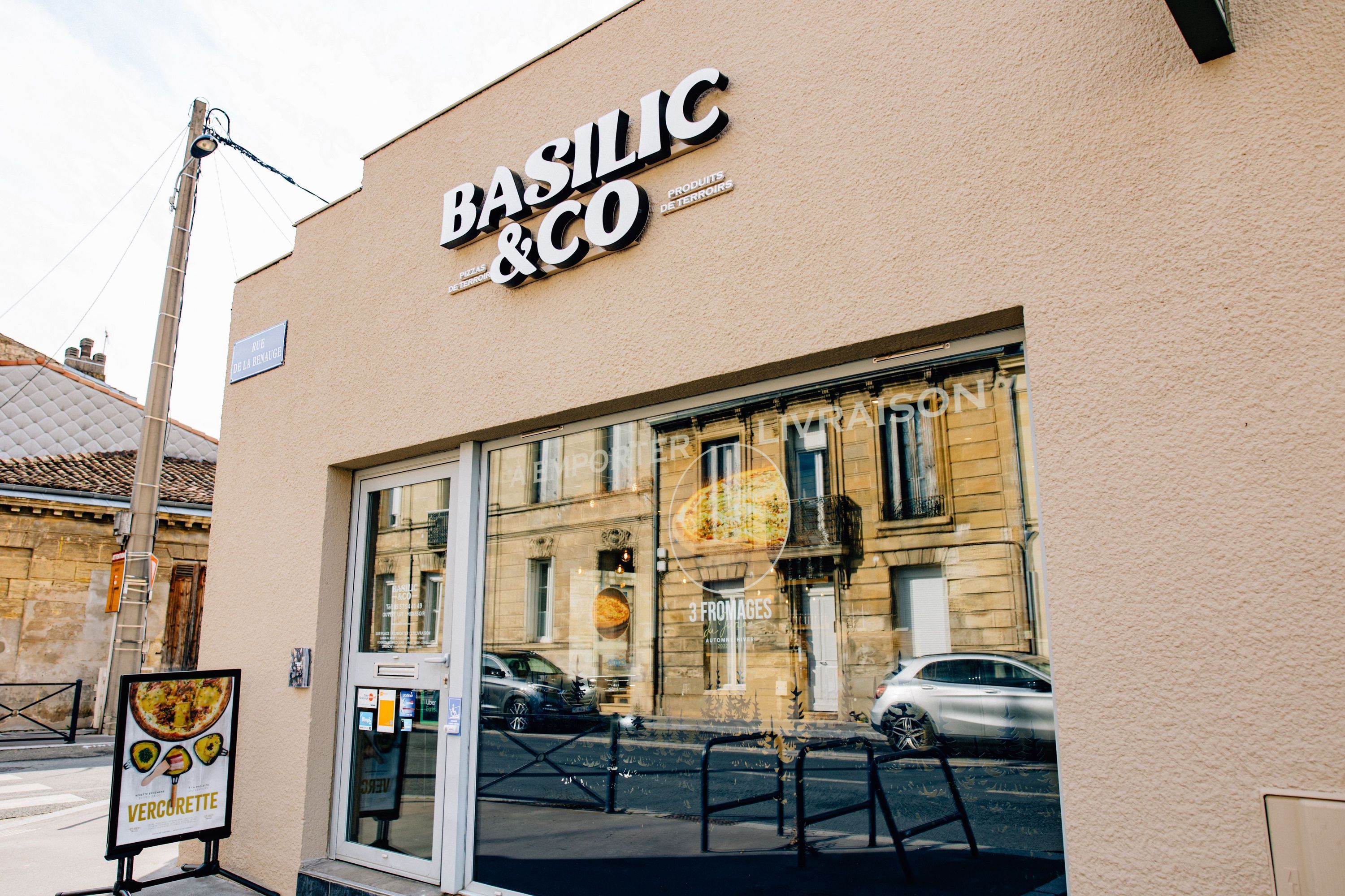 Basilic & Co propose des pizzas artisanales à emporter et en livraison à Bordeaux.