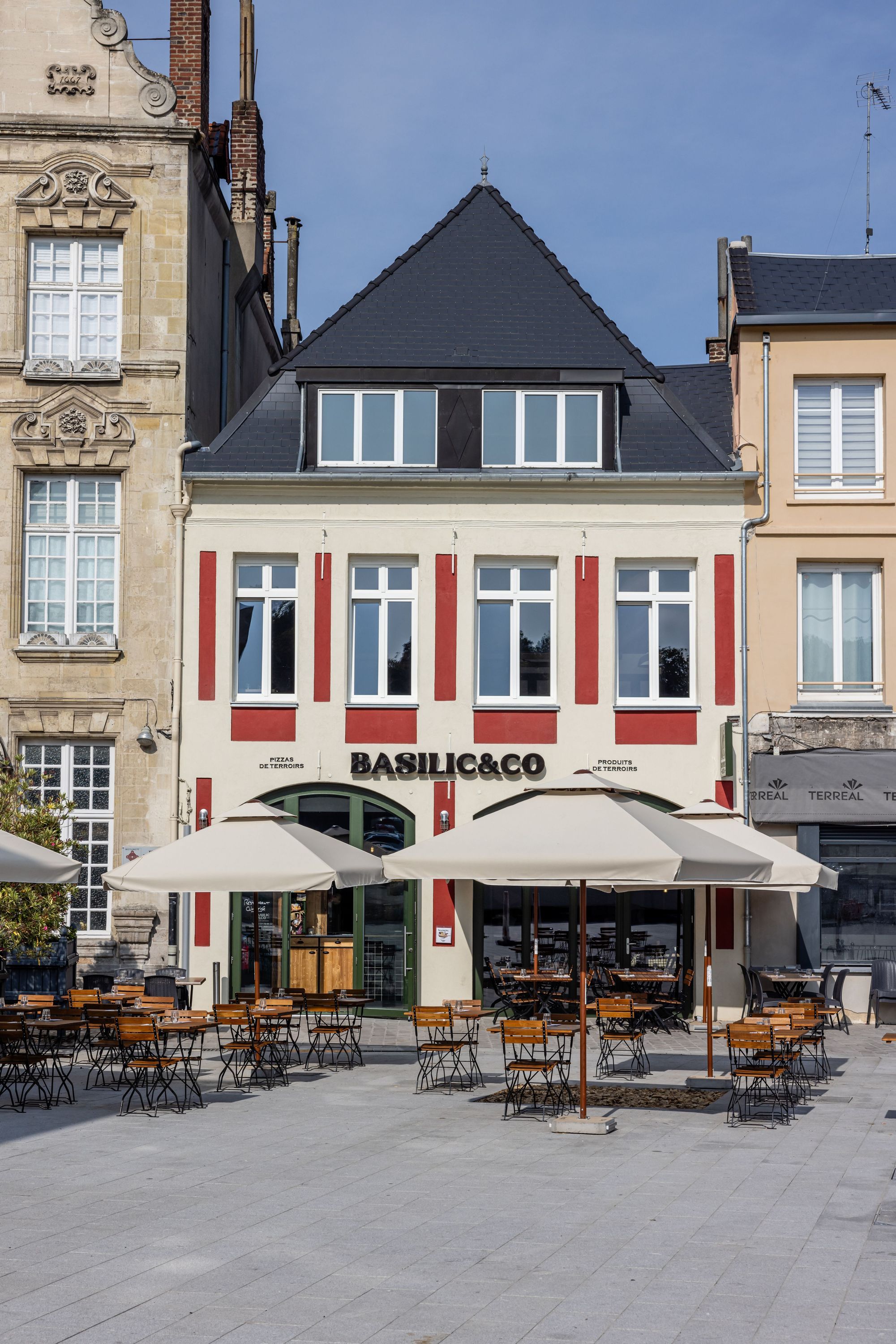 Restaurant Basilic & Co à Cambrai, avec une terrasse et des espaces pour manger en extérieur.