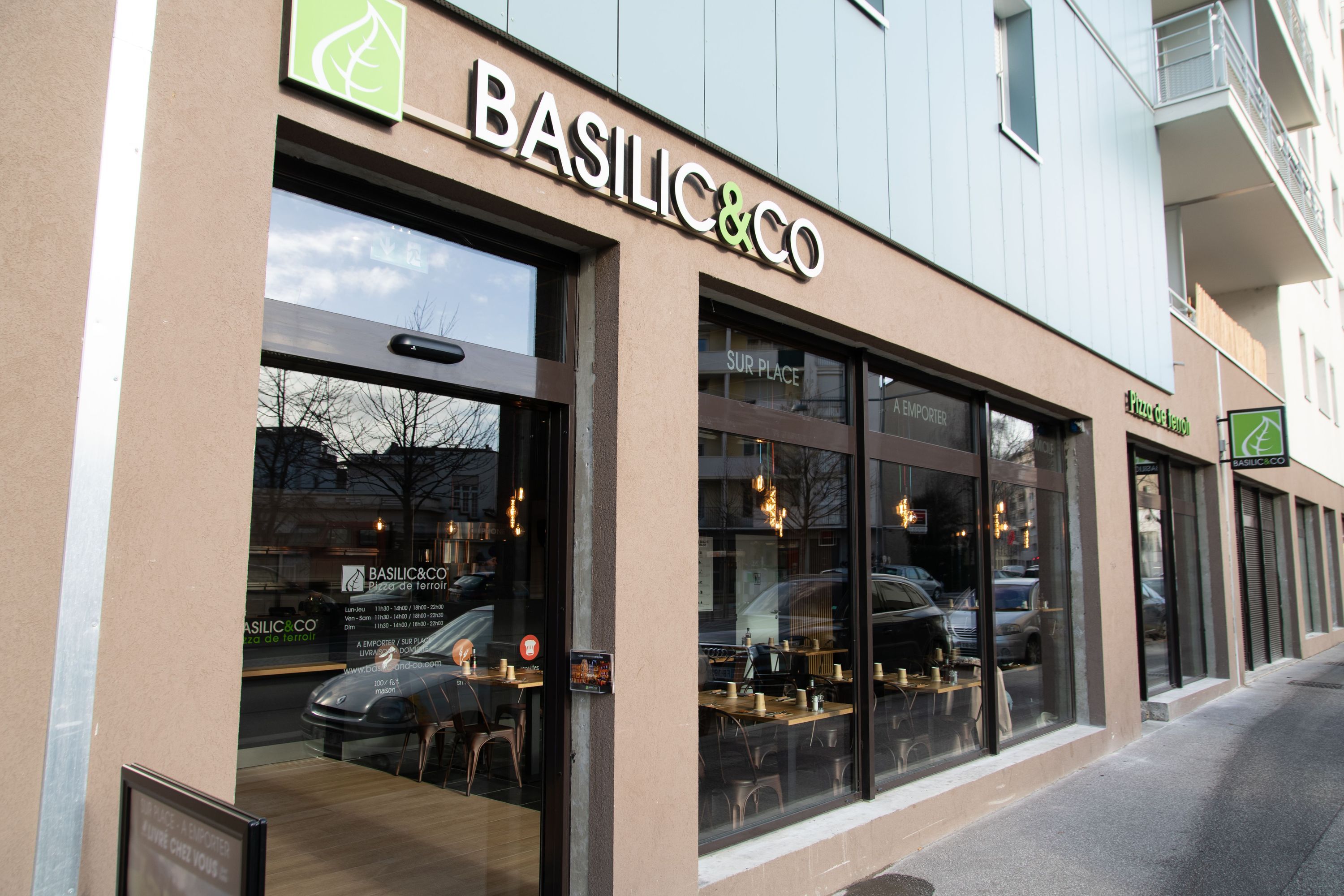 Basilic & Co propose des pizzas artisanales et salades à emporter et en livraison à Villeurbanne.