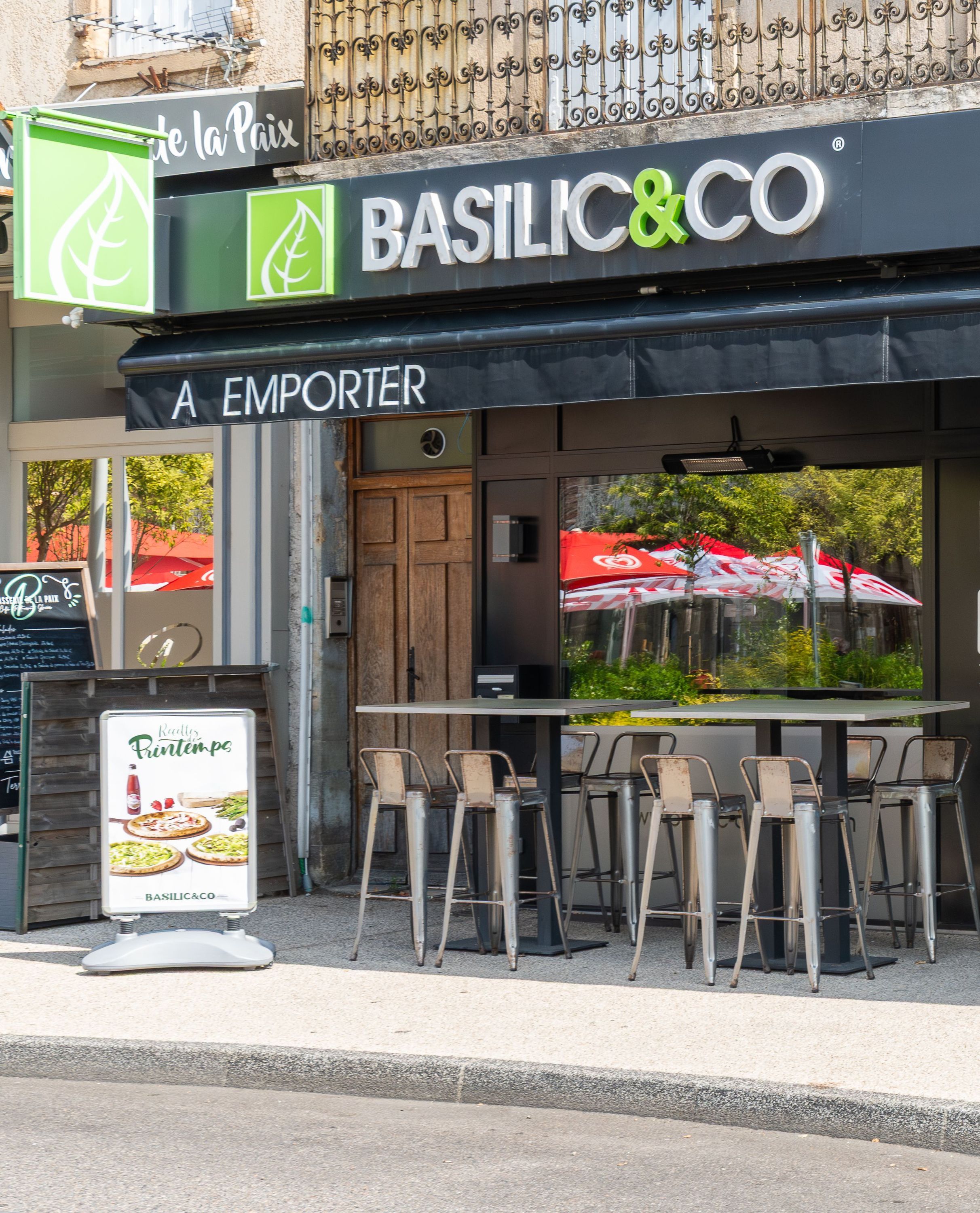Basilic & Co est un restaurant proposant des pizzas artisanales à emporter ainsi que des salades.