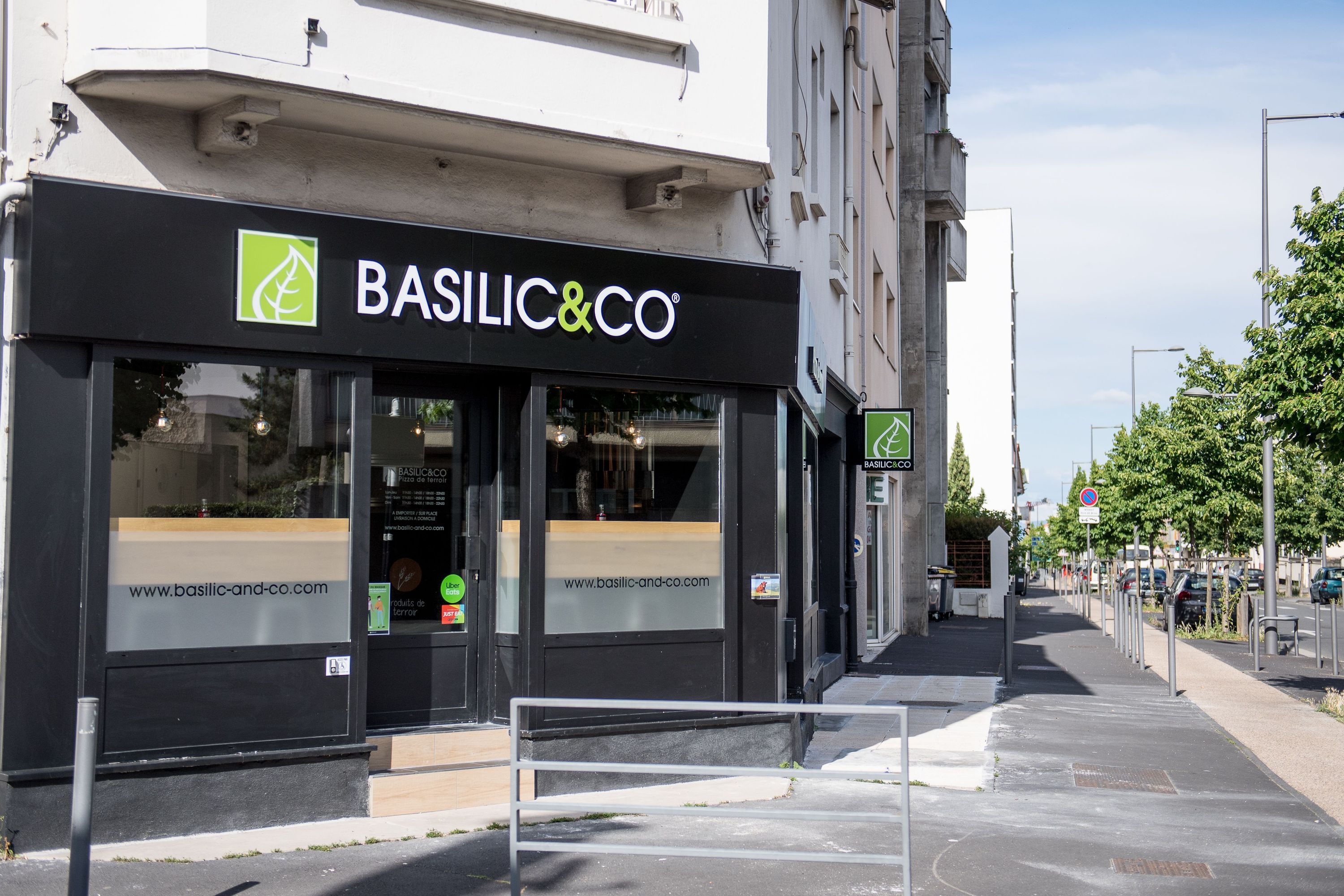 Basilic & Co propose des pizzas artisanales, salades et services de livraison à Clermont-Ferrand.