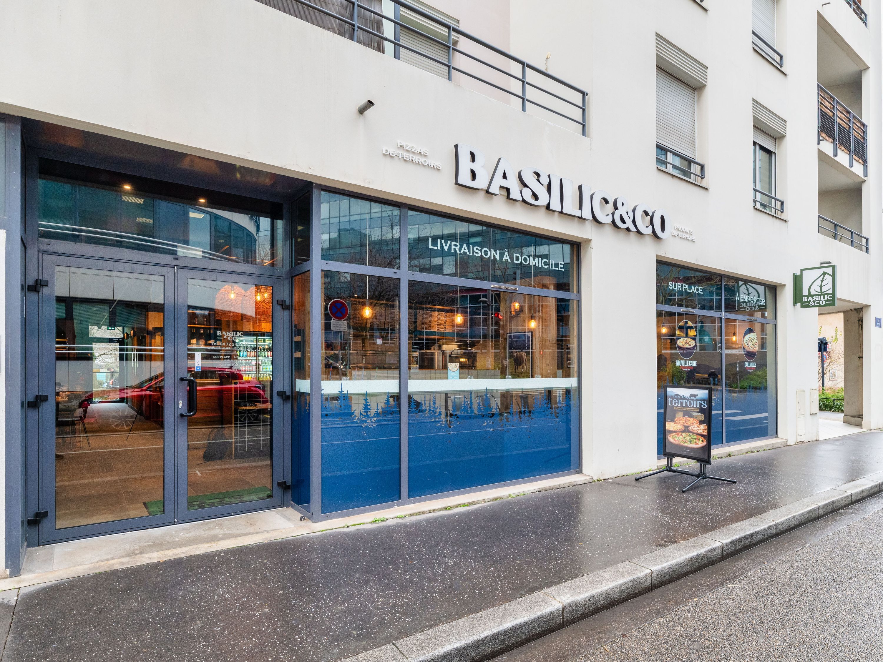 Basilic & Co à Lyon Gorge‑de‑Loup, proposant des pizzas artisanales et des salades à emporter.