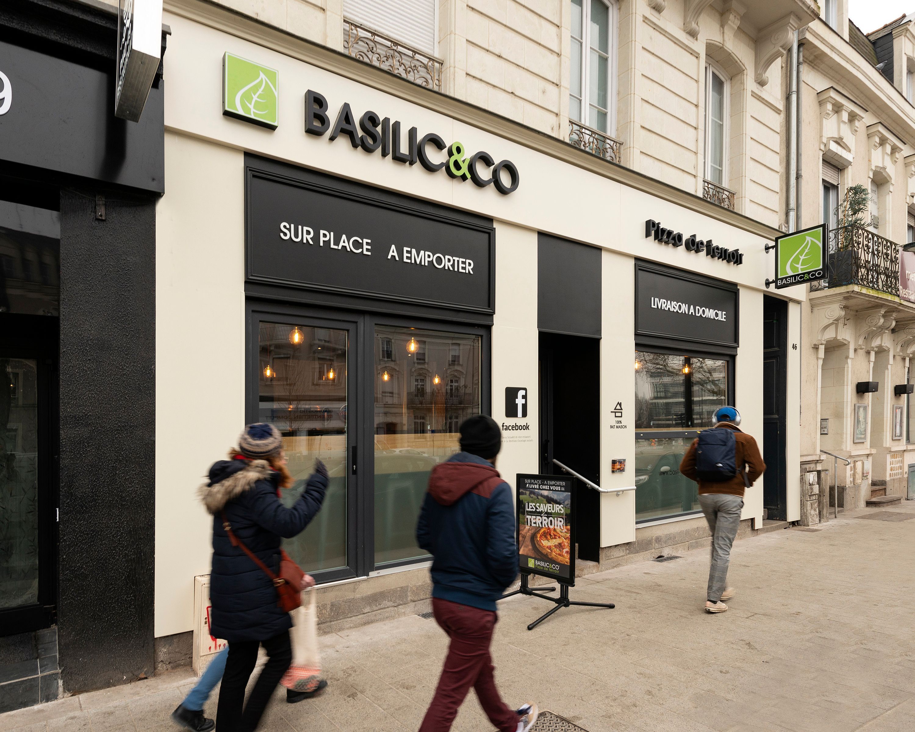 Basilic & Co, restaurant à Angers, propose des pizzas à emporter et sur place, mettant en avant des produits artisanaux.