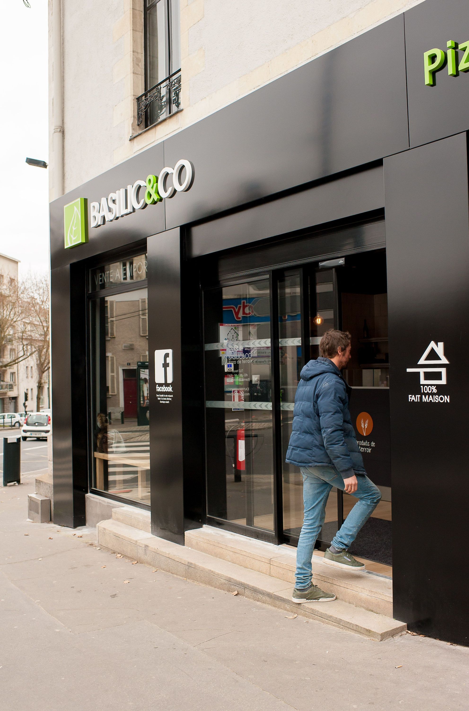 Entrée du restaurant Basilic & Co à Nantes, proposant des pizzas artisanales à emporter et en livraison.