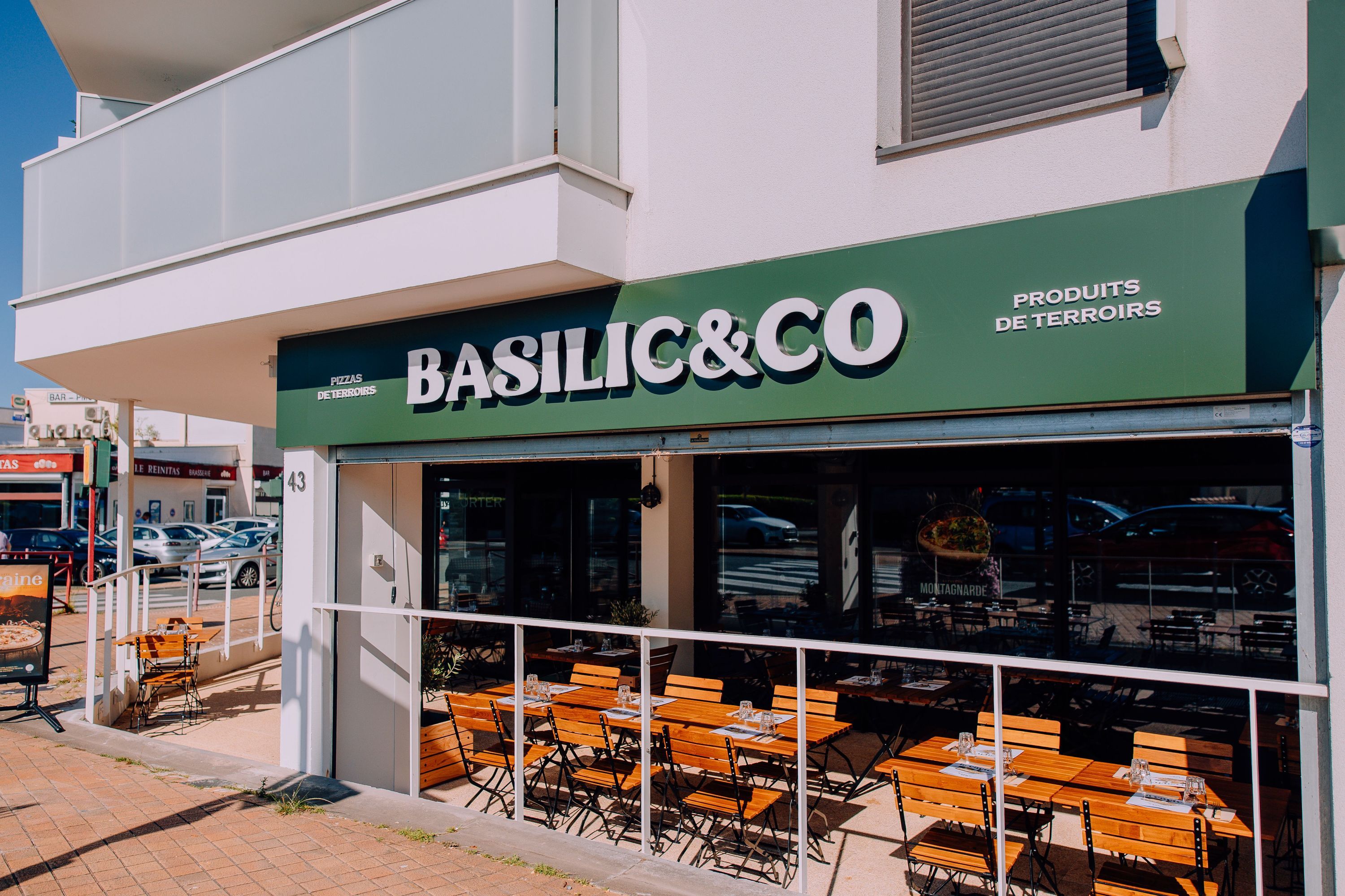 Restaurant Basilic & Co à Villenave-d'Ornon, spécialisé en pizzas artisanales et salades à emporter.