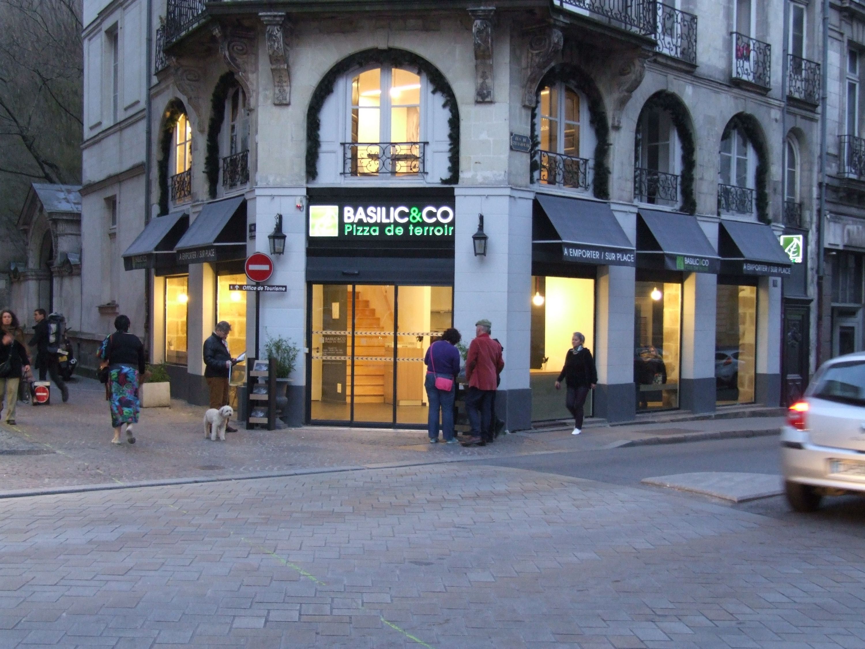Basilic & Co à Nantes Château, offrant des pizzas artisanales et des salades à emporter ou en livraison.
