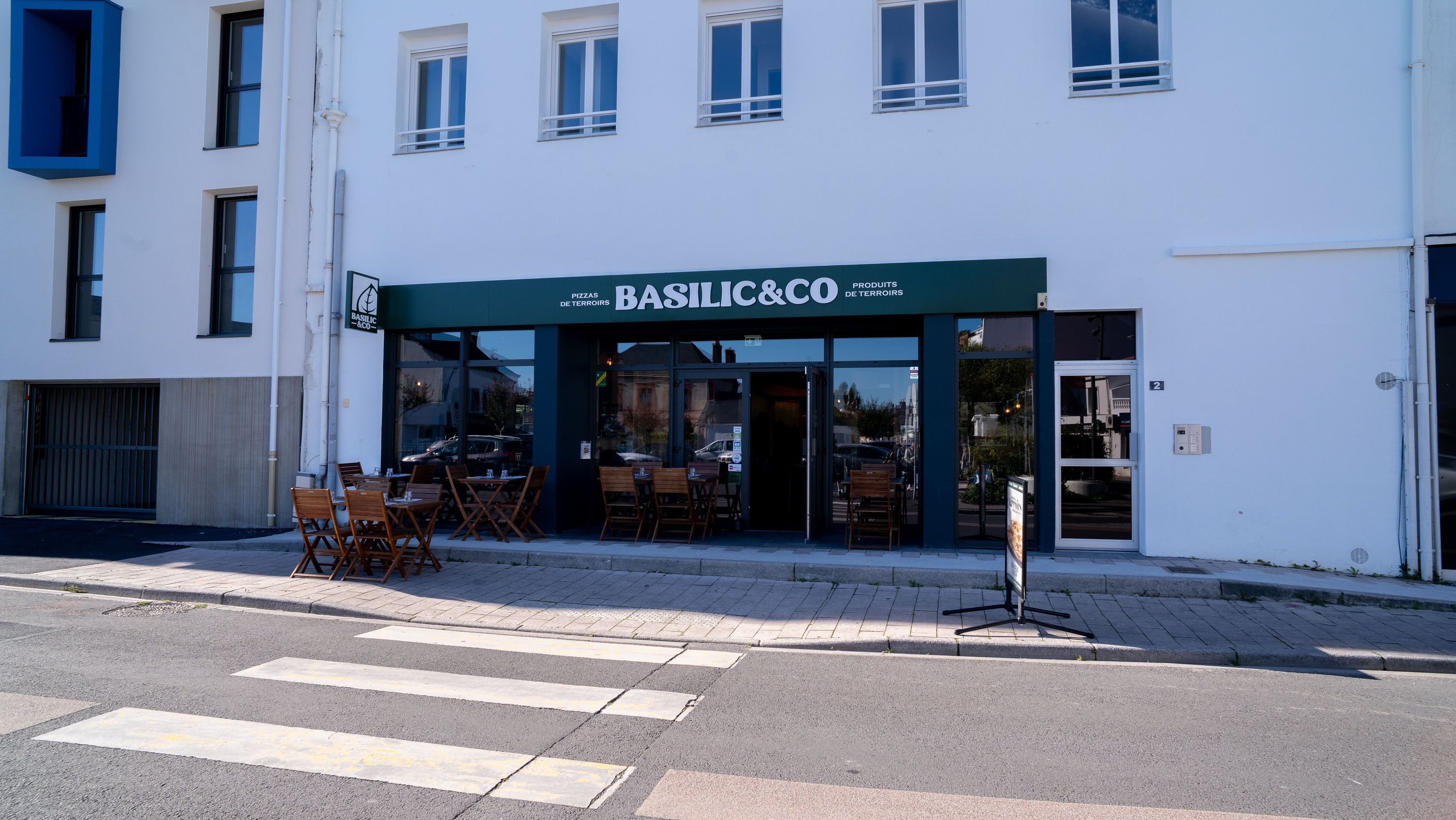 Basilic & Co propose des pizzas artisanales à emporter et en livraison, ainsi que des salades.